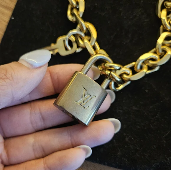 LOUIS VUITTON LOCK & KEY NECKLACE - Picture 2 of 7